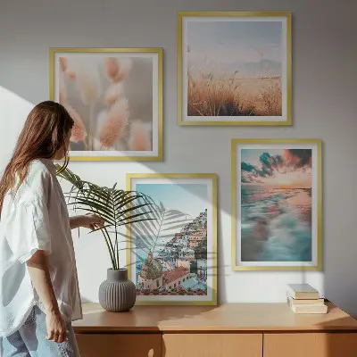 Mur de tableaux coucher de soleil sur la mer avec maisons et fleurs