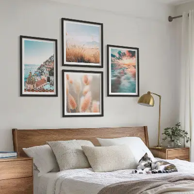 Mur de tableaux coucher de soleil sur la mer avec maisons et fleurs