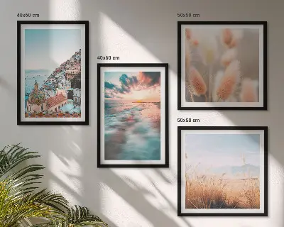 Mur de tableaux coucher de soleil sur la mer avec maisons et fleurs