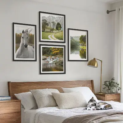 Ensemble de 4 tableaux représentant des chevaux blancs dans une rivière