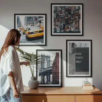 Mur de tableaux représentant les inscriptions de la ville du pont vue à vol d'oiseau