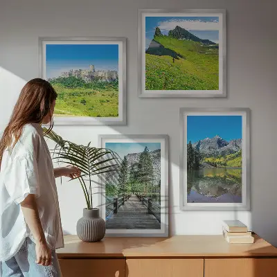 Ensemble de 4 tableaux représentant des collines verdoyantes avec un château
