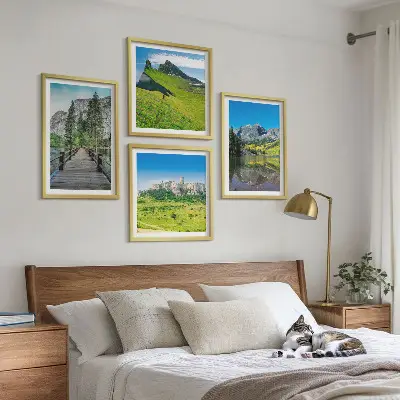 Ensemble de 4 tableaux représentant des collines verdoyantes avec un château