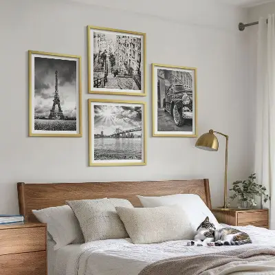 Ensemble de 4 tableaux représentant des vues de la ville, des ponts, la tour Eiffel et une voiture