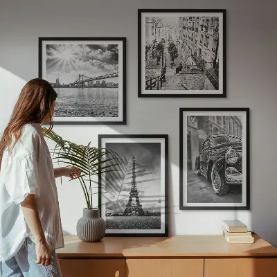 Ensemble de 4 tableaux représentant des vues de la ville, des ponts, la tour Eiffel et une voiture