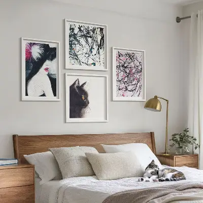Mur de tableaux motifs de peinture abstraite représentant des chats