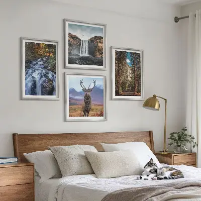 Tableau polyptyque 4 cadres représentant une cascade en forêt avec des montagnes et un cerf