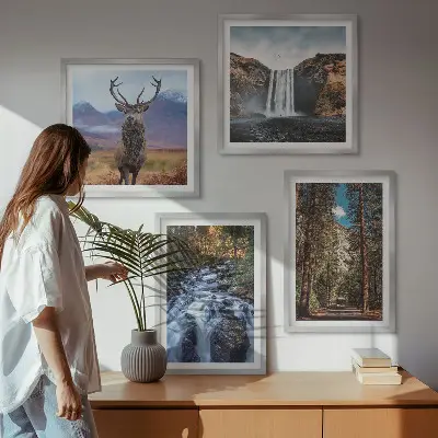 Tableau polyptyque 4 cadres représentant une cascade en forêt avec des montagnes et un cerf