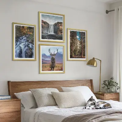Tableau polyptyque 4 cadres représentant une cascade en forêt avec des montagnes et un cerf