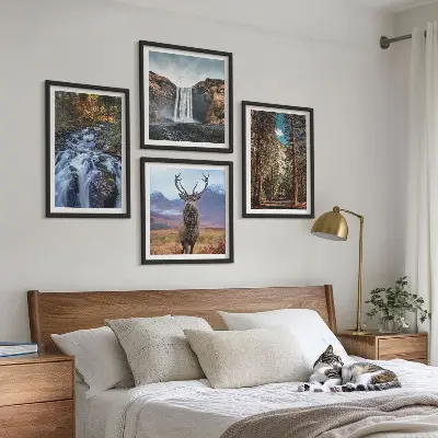 Tableau polyptyque 4 cadres représentant une cascade en forêt avec des montagnes et un cerf