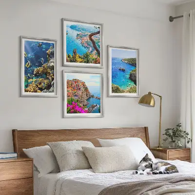 Ensemble de 4 tableaux vues sur la mer avec des maisons colorées