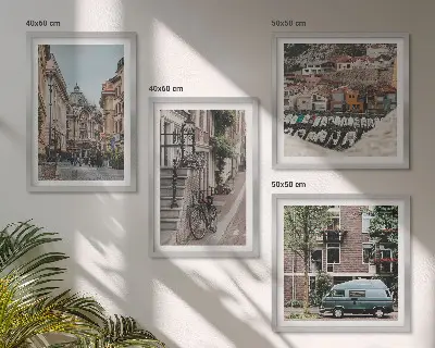 Mur de tableaux vues de la ville sur bâtiments
