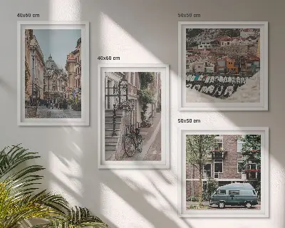 Mur de tableaux vues de la ville sur bâtiments