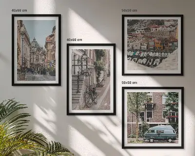 Mur de tableaux vues de la ville sur bâtiments