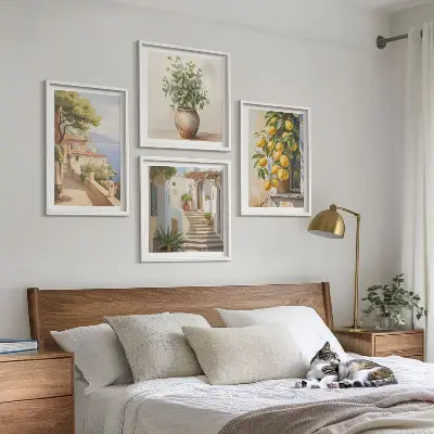 Mur de tableaux des fleurs dans un vase et une mer de citrons