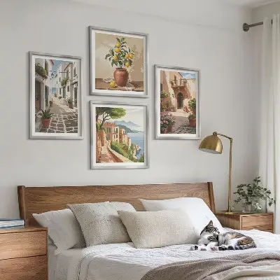 Mur de tableaux rues, maisons, plantes et pots