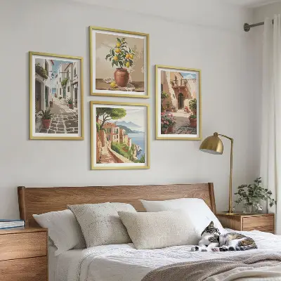 Mur de tableaux rues, maisons, plantes et pots