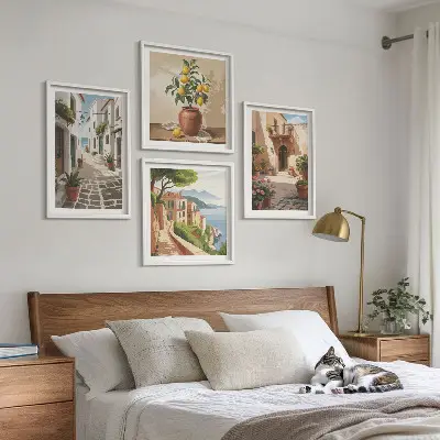 Mur de tableaux rues, maisons, plantes et pots
