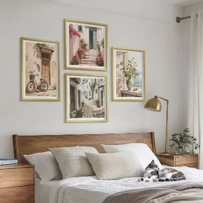 Ensemble de 4 tableaux représentant des rues fleuries et un vélo