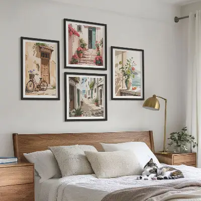 Ensemble de 4 tableaux représentant des rues fleuries et un vélo