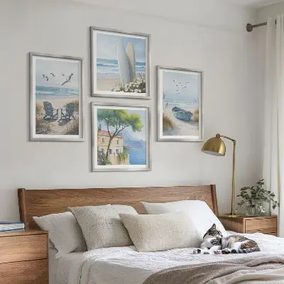 Mur de tableaux avec planches de surf, bateaux et oiseaux