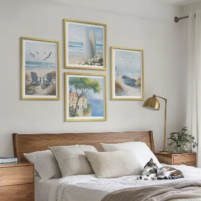 Mur de tableaux avec planches de surf, bateaux et oiseaux