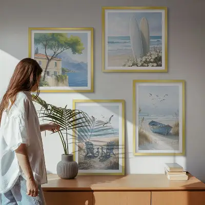 Mur de tableaux avec planches de surf, bateaux et oiseaux