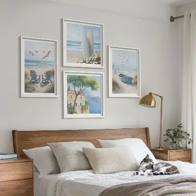Mur de tableaux avec planches de surf, bateaux et oiseaux