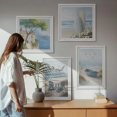 Mur de tableaux avec planches de surf, bateaux et oiseaux