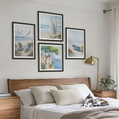 Mur de tableaux avec planches de surf, bateaux et oiseaux