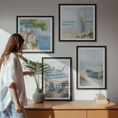 Mur de tableaux avec planches de surf, bateaux et oiseaux