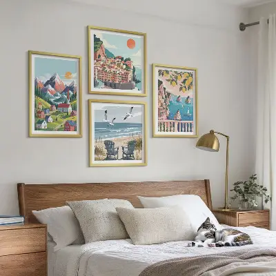 Ensemble de 4 tableaux représentant des montagnes colorées et des villes côtières