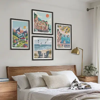 Ensemble de 4 tableaux représentant des montagnes colorées et des villes côtières