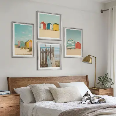 Mur de tableaux maisons colorées à la plage sous le soleil