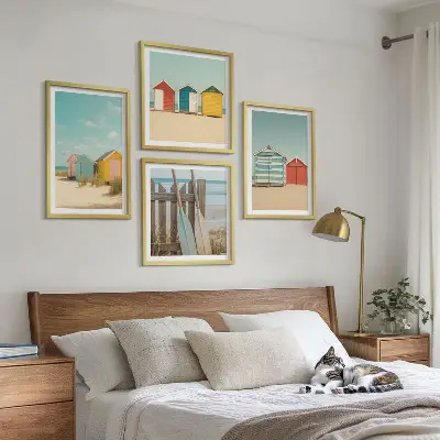Mur de tableaux maisons colorées à la plage sous le soleil