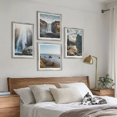 Mur de tableaux représentant des cascades, montagnes, paysages et nature