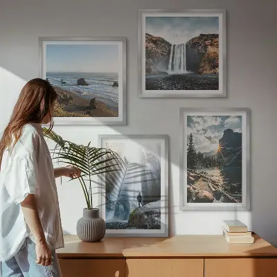 Mur de tableaux représentant des cascades, montagnes, paysages et nature