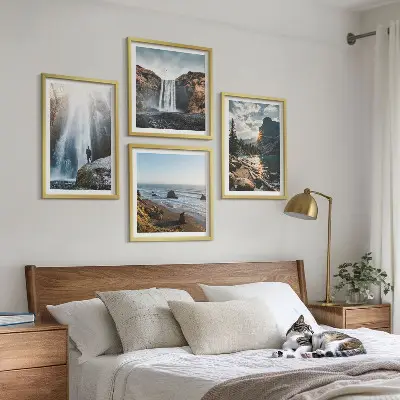 Mur de tableaux représentant des cascades, montagnes, paysages et nature