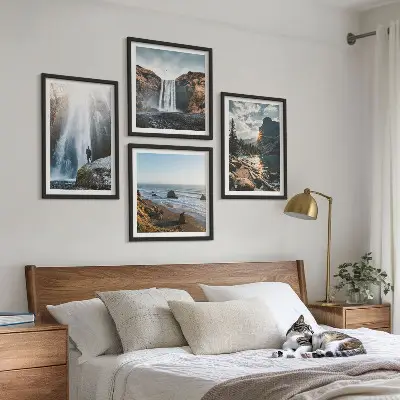 Mur de tableaux représentant des cascades, montagnes, paysages et nature