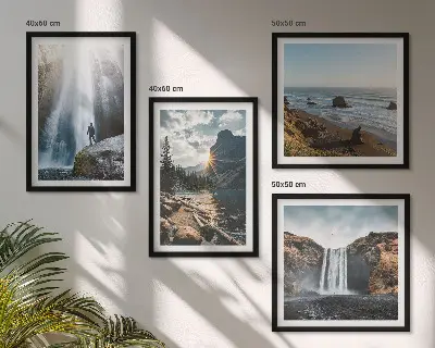 Mur de tableaux représentant des cascades, montagnes, paysages et nature