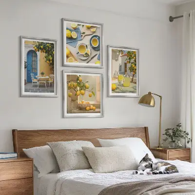 Mur de tableaux citrons et limonade sur porte bleue