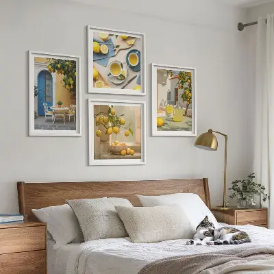 Mur de tableaux citrons et limonade sur porte bleue