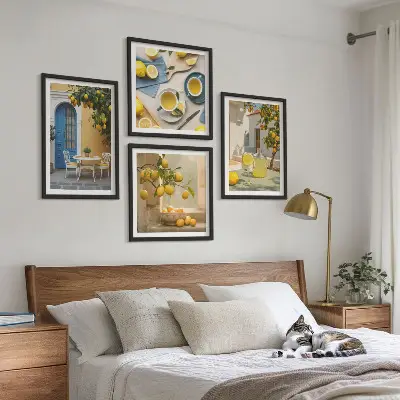 Mur de tableaux citrons et limonade sur porte bleue