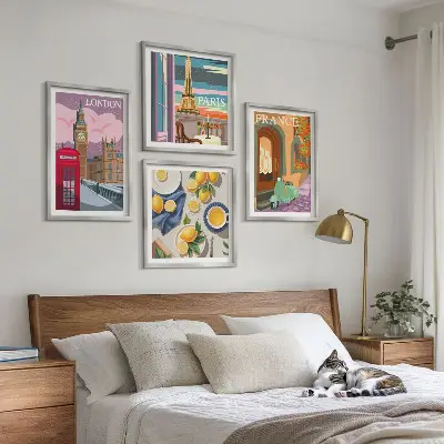 Mur de tableaux paysages urbains de Paris et Londres