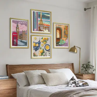 Mur de tableaux paysages urbains de Paris et Londres