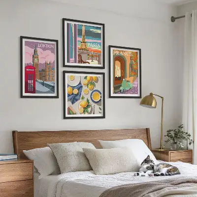 Mur de tableaux paysages urbains de Paris et Londres