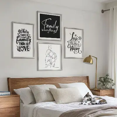 Mur de tableaux sur le thème de la famille, de l'amour, de la chaleur et du foyer