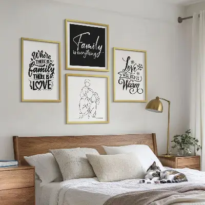 Mur de tableaux sur le thème de la famille, de l'amour, de la chaleur et du foyer