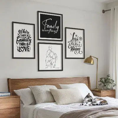 Mur de tableaux sur le thème de la famille, de l'amour, de la chaleur et du foyer