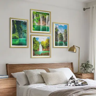 Mur de tableaux représentant des cascades de paysages verdoyants